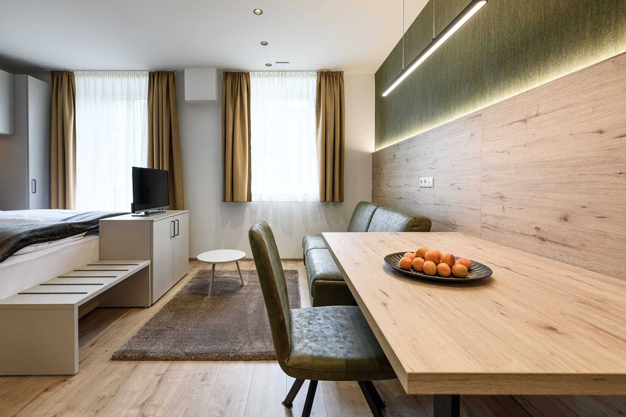 Tavolo e divano nella camera da letto nell' Apartment Emma di Villa Fauster