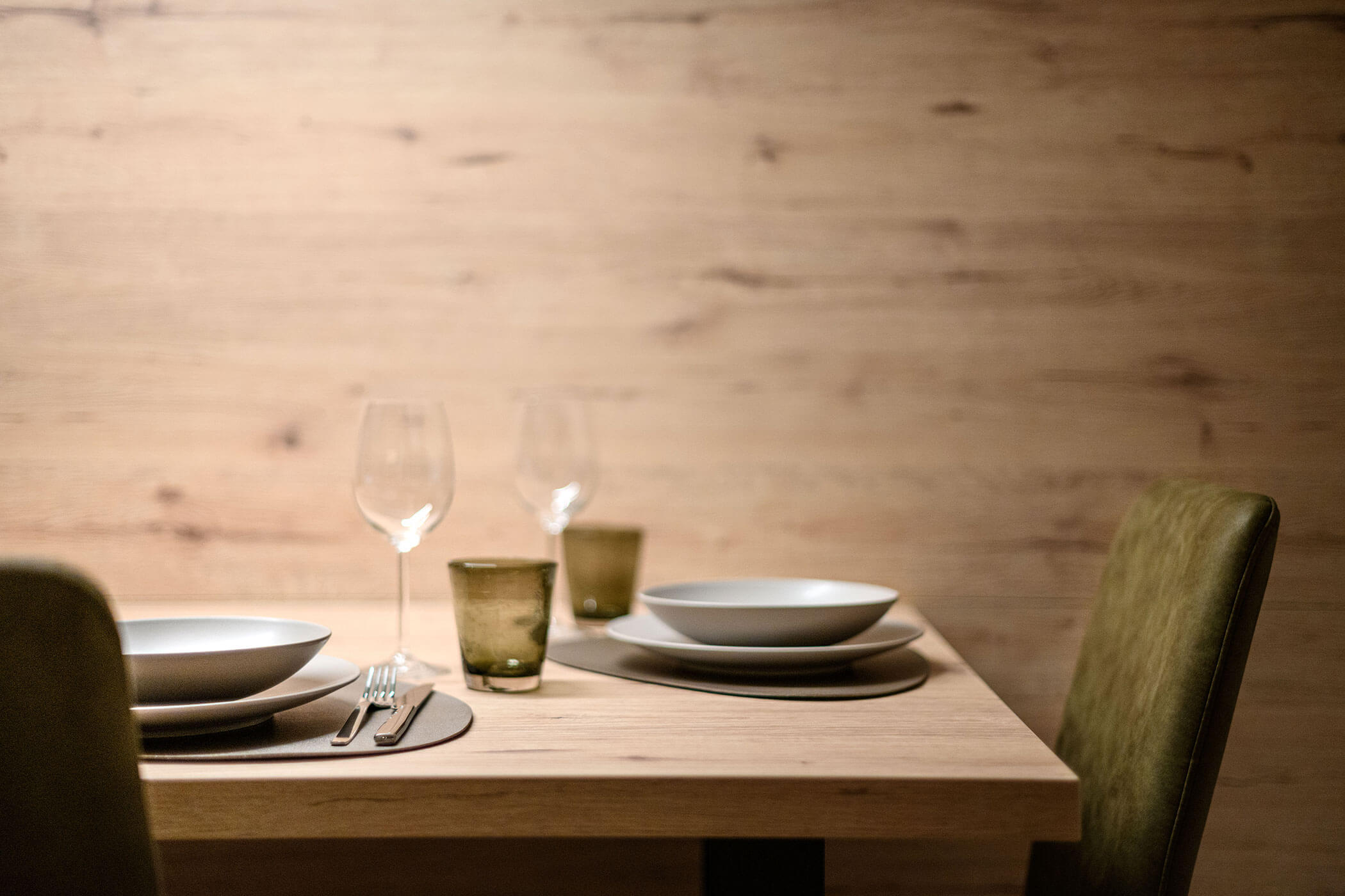 Tavola apparecchiata nell'Appartamento Emma di Villa Fauster