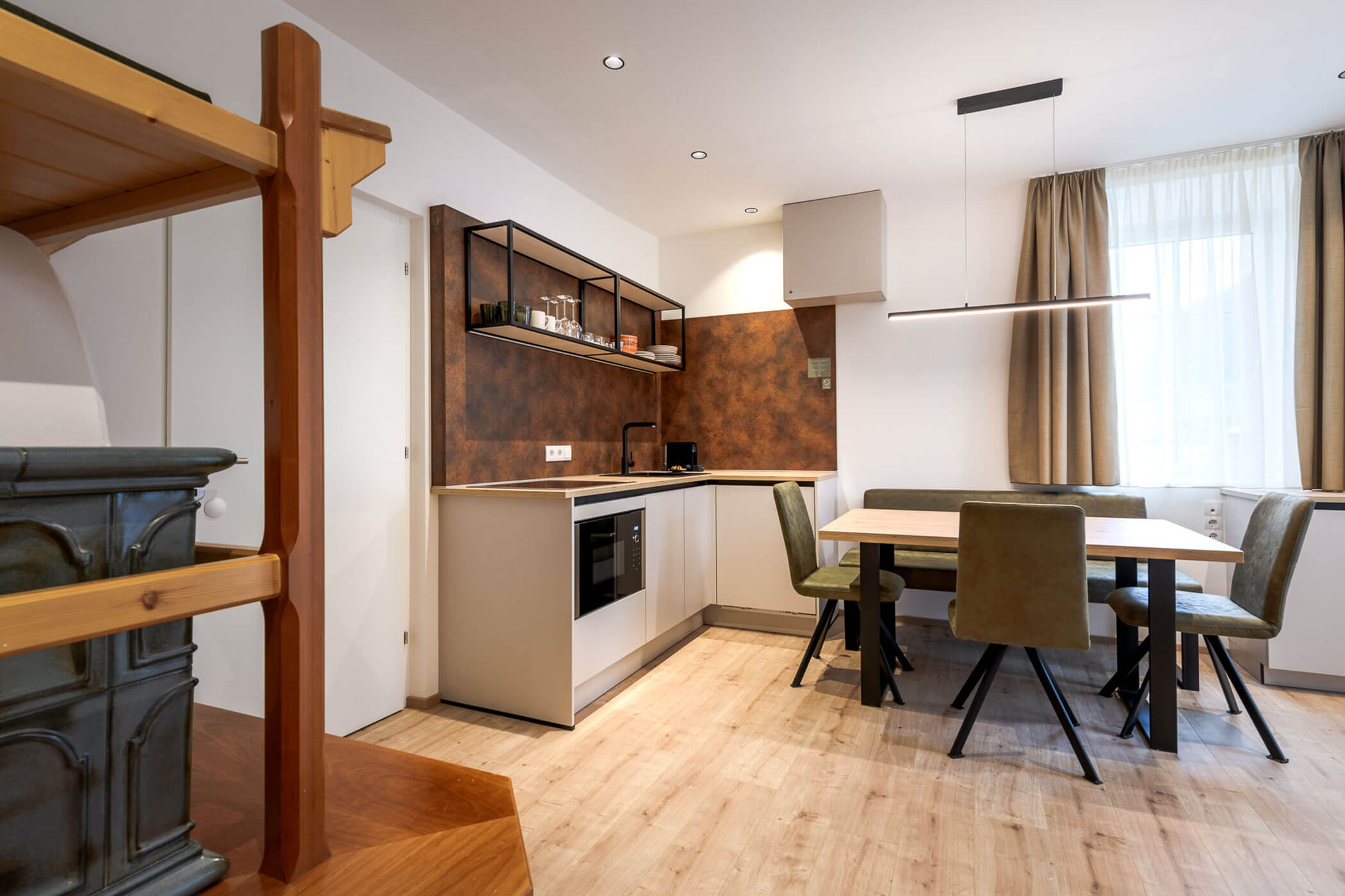 Cucina e zona pranzo nell'Appartamento Greta di Villa Fauster