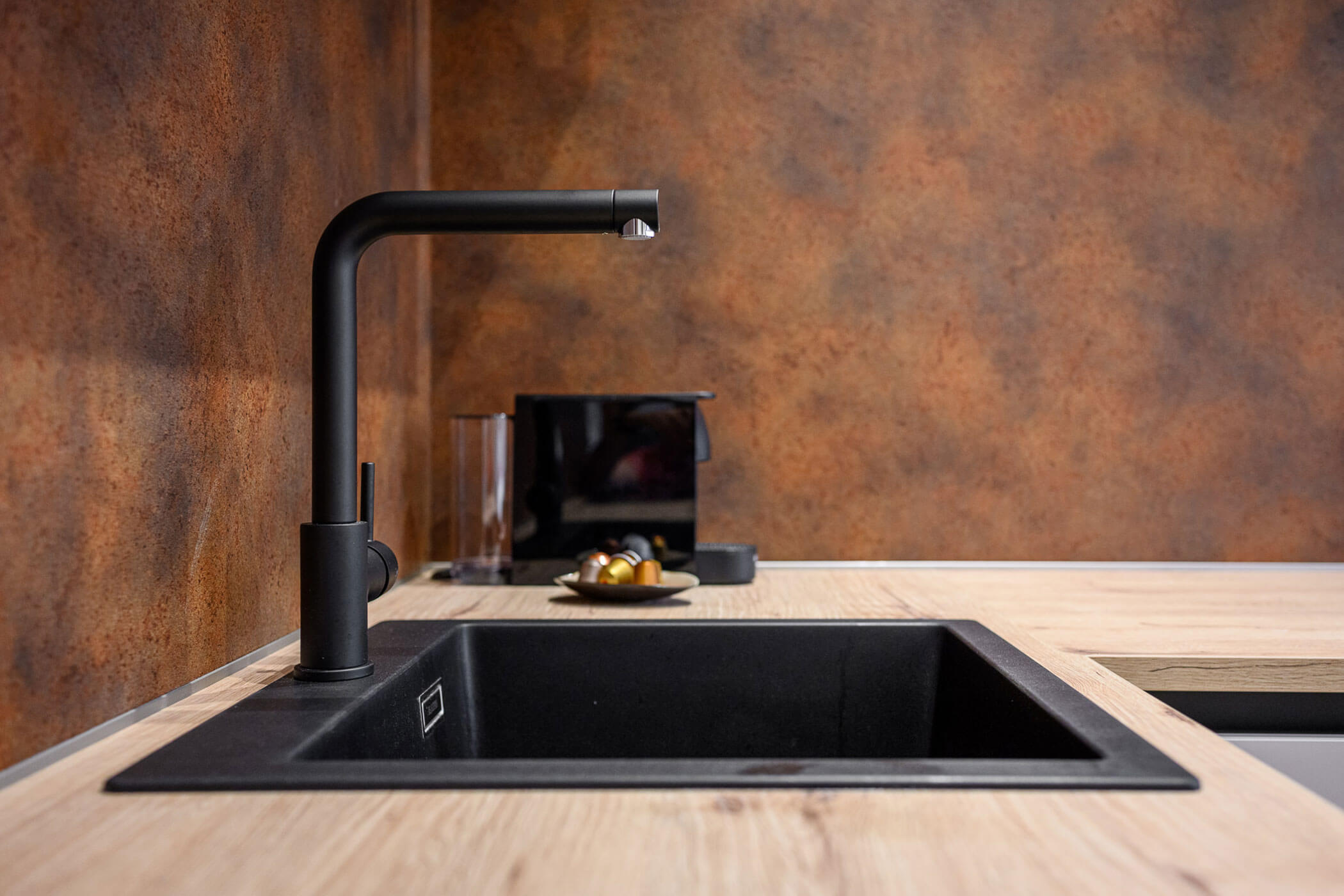 Lavello nero nella cucina dell'Apartment Greta