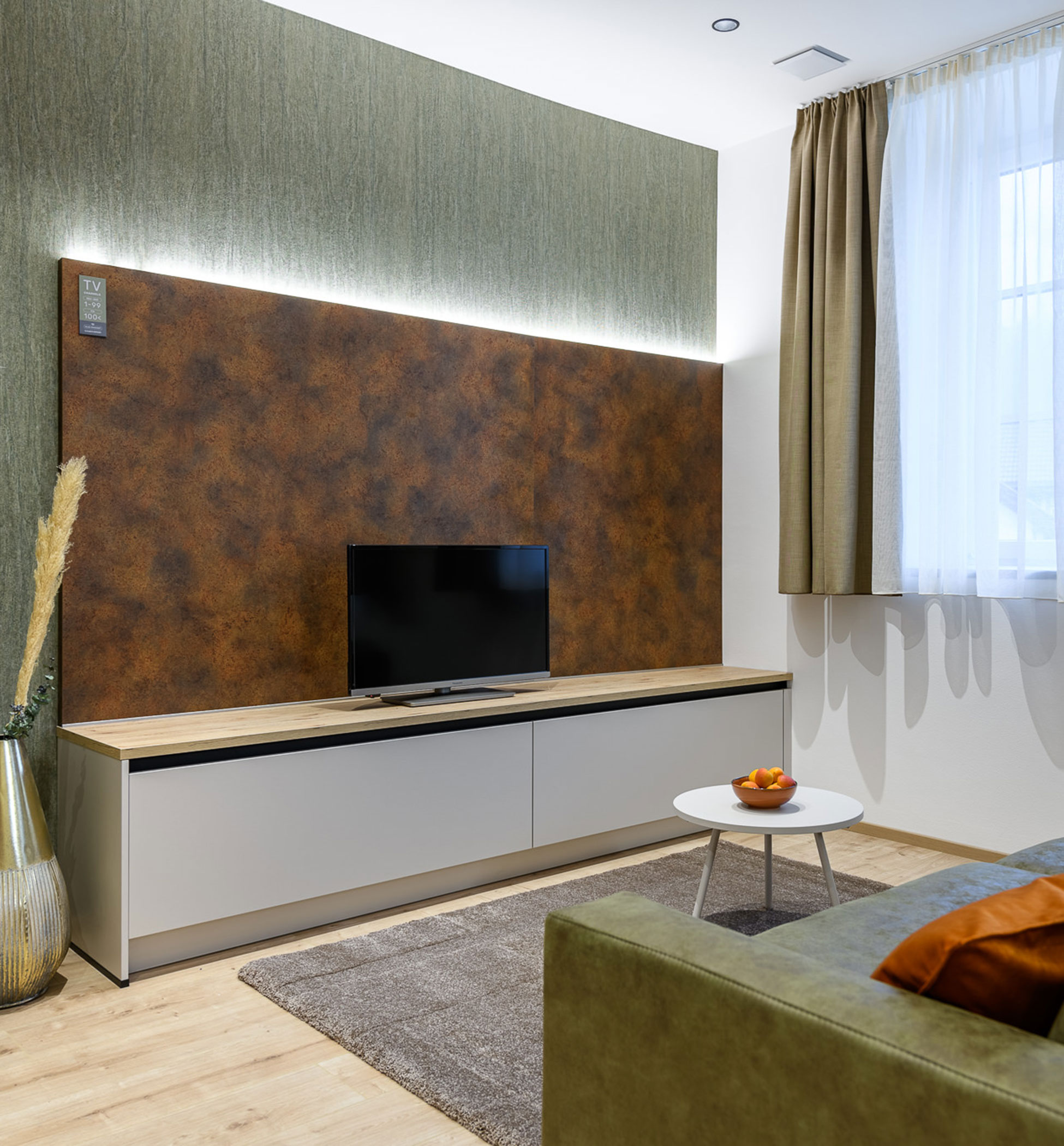 Vista della TV e delle decorazioni nell'appartamento Linda