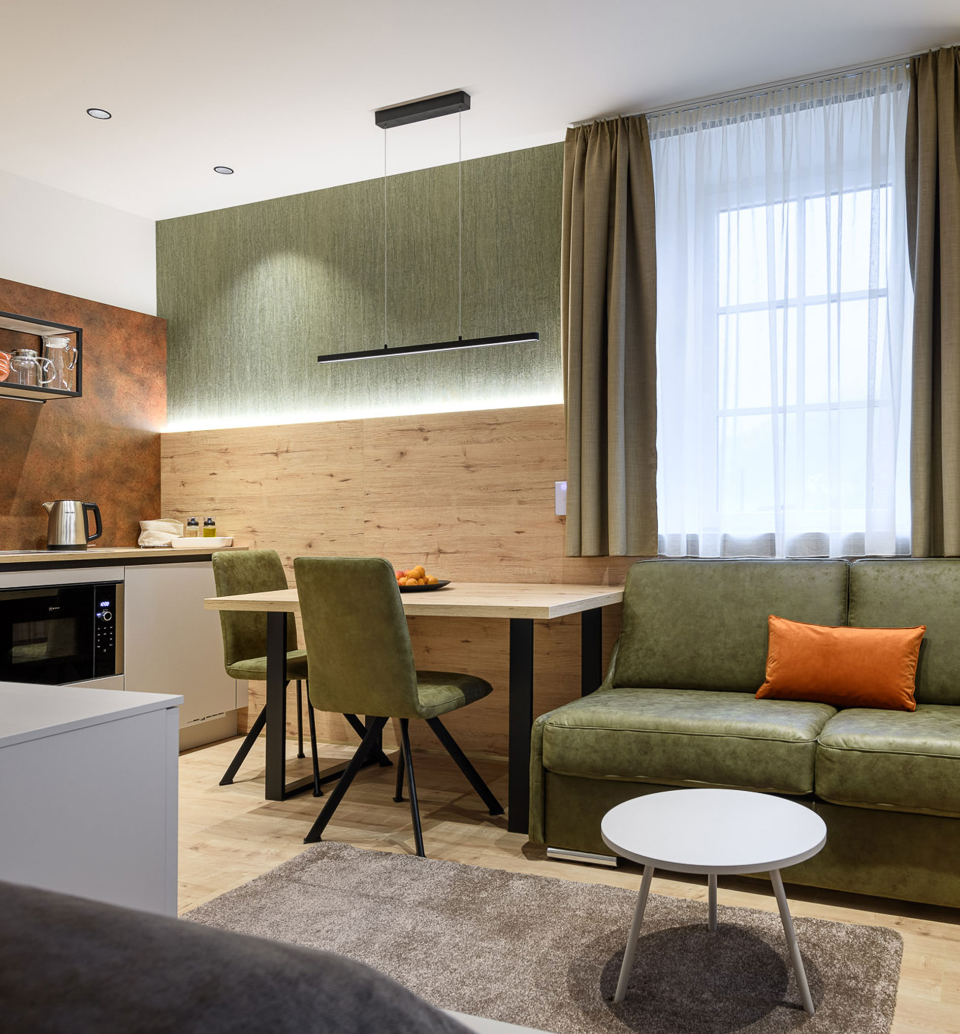 Soggiorno, sala da pranzo e cucina nell'appartamento Sophie di Villa Fauster