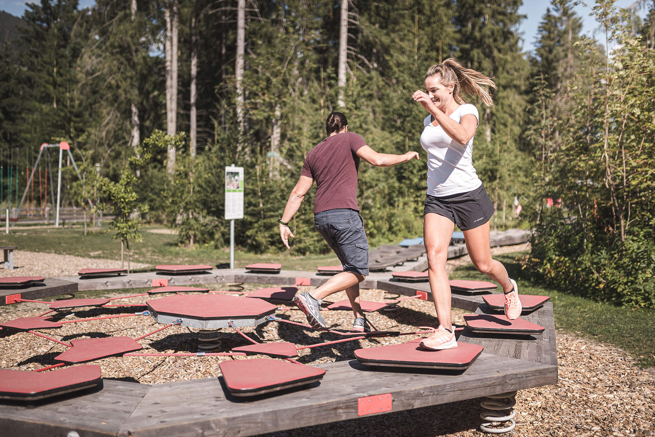 Una coppia su un'attrezzatura nel parco delle abilità motorie