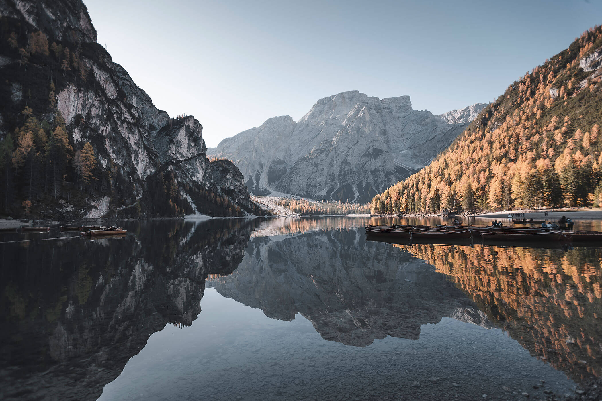 Il lago di Braies con diverse barche di legno