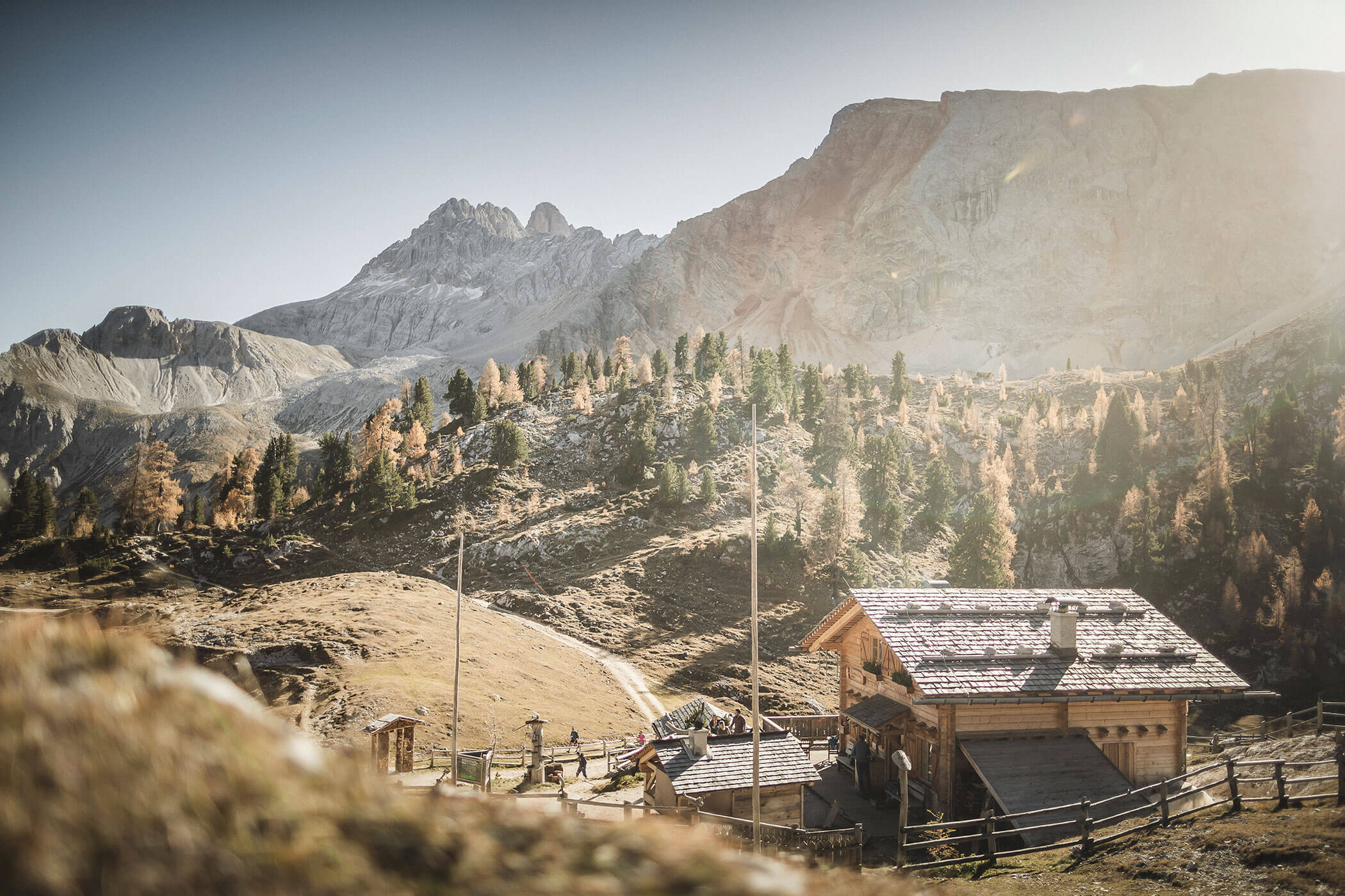 Rifugio alpino e paesaggio montano autunnale tutt'intorno