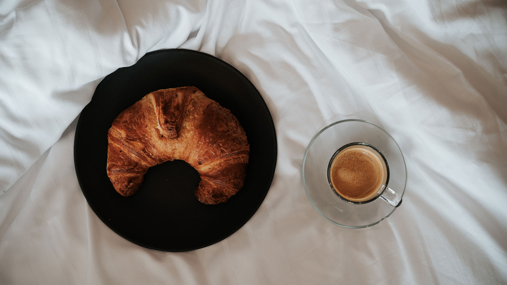 Croissant e caffè a letto dall'alto
