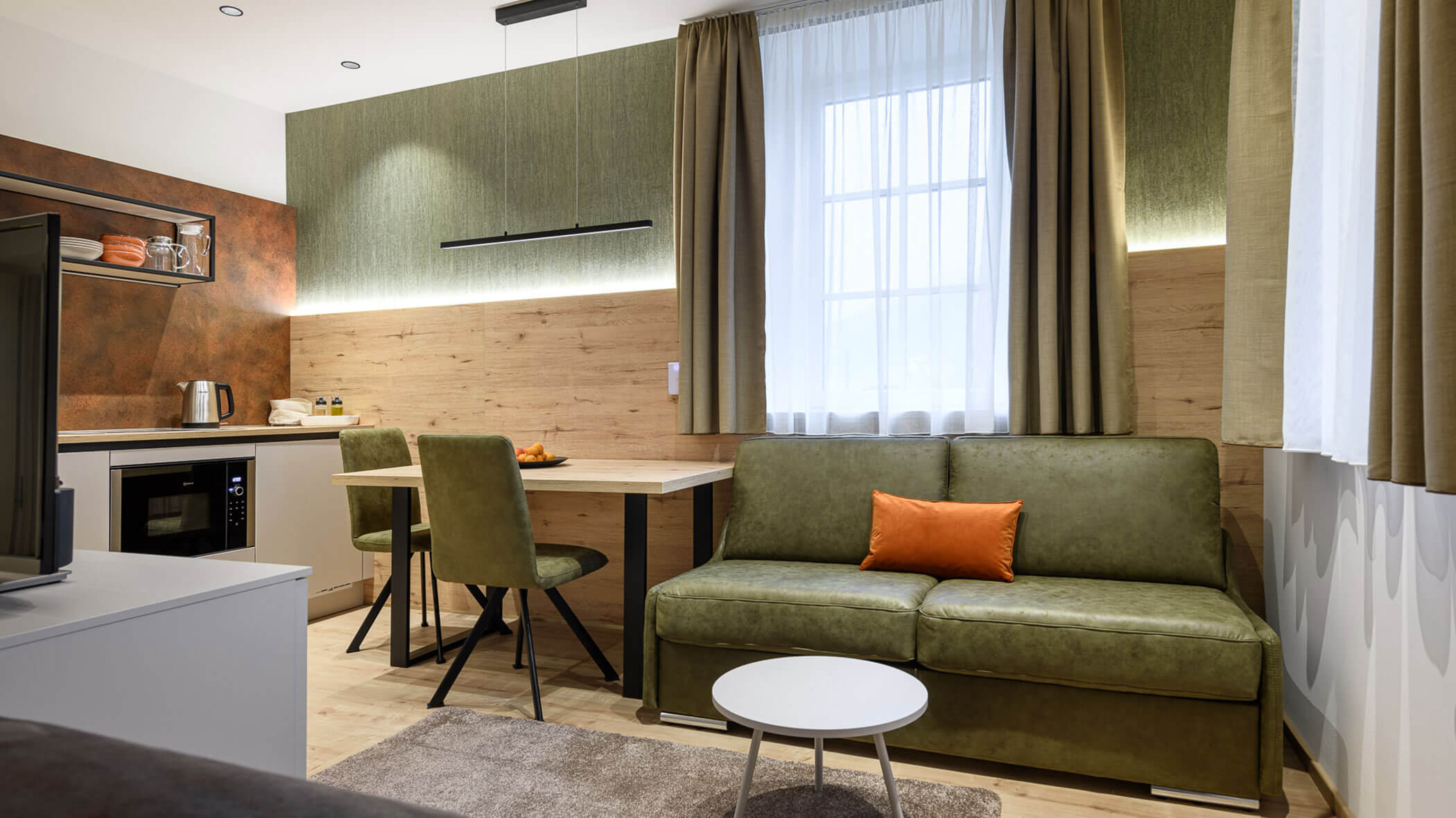 Soggiorno, sala da pranzo e cucina nell'appartamento di Villa Fauster