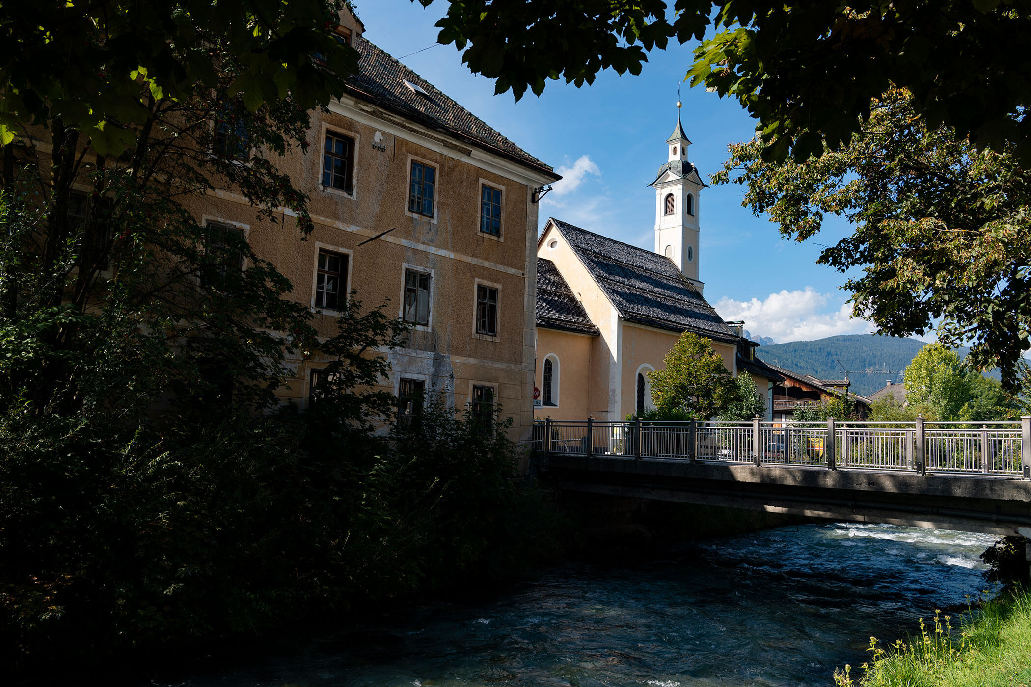 Il fiume Rienz con il ponte che porta al villaggio di Villabassa