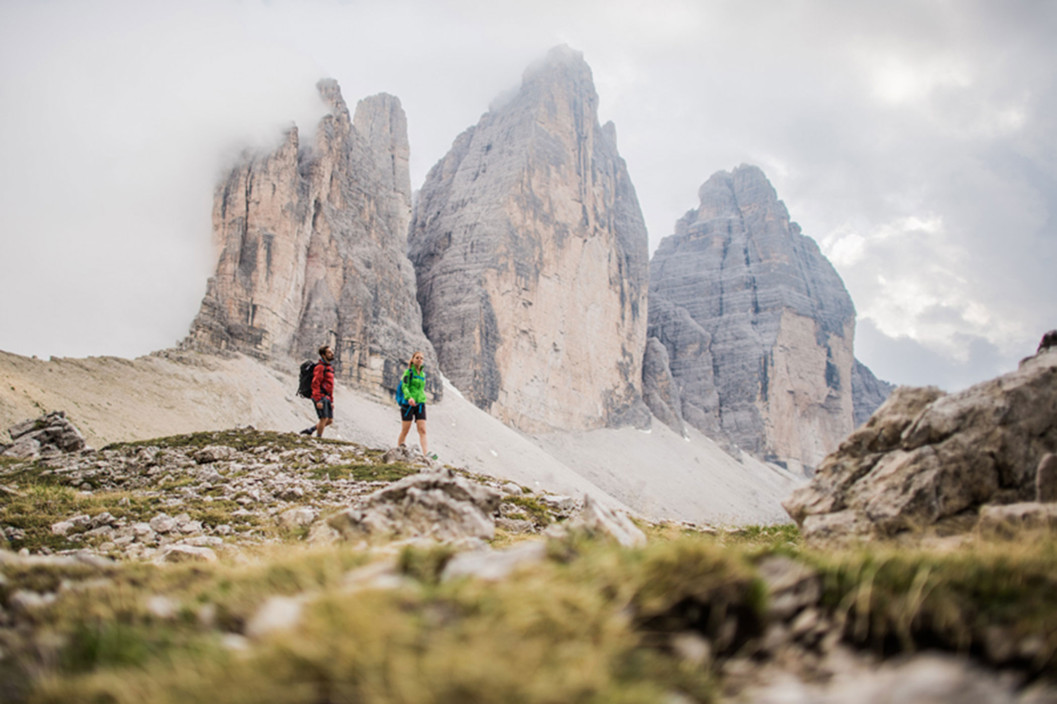 Due escursionisti davanti alle Tre Cime