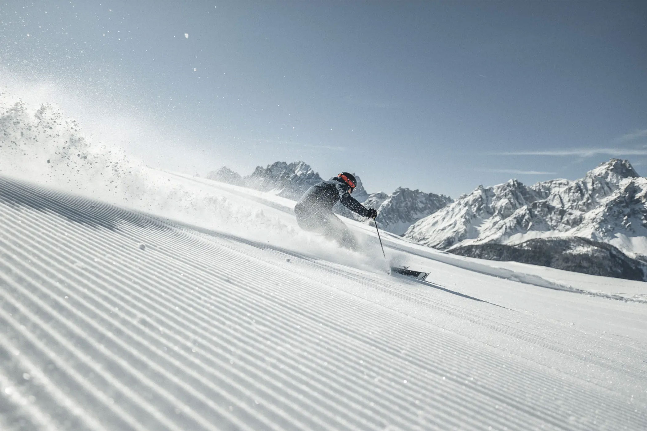 Uno sciatore in pista