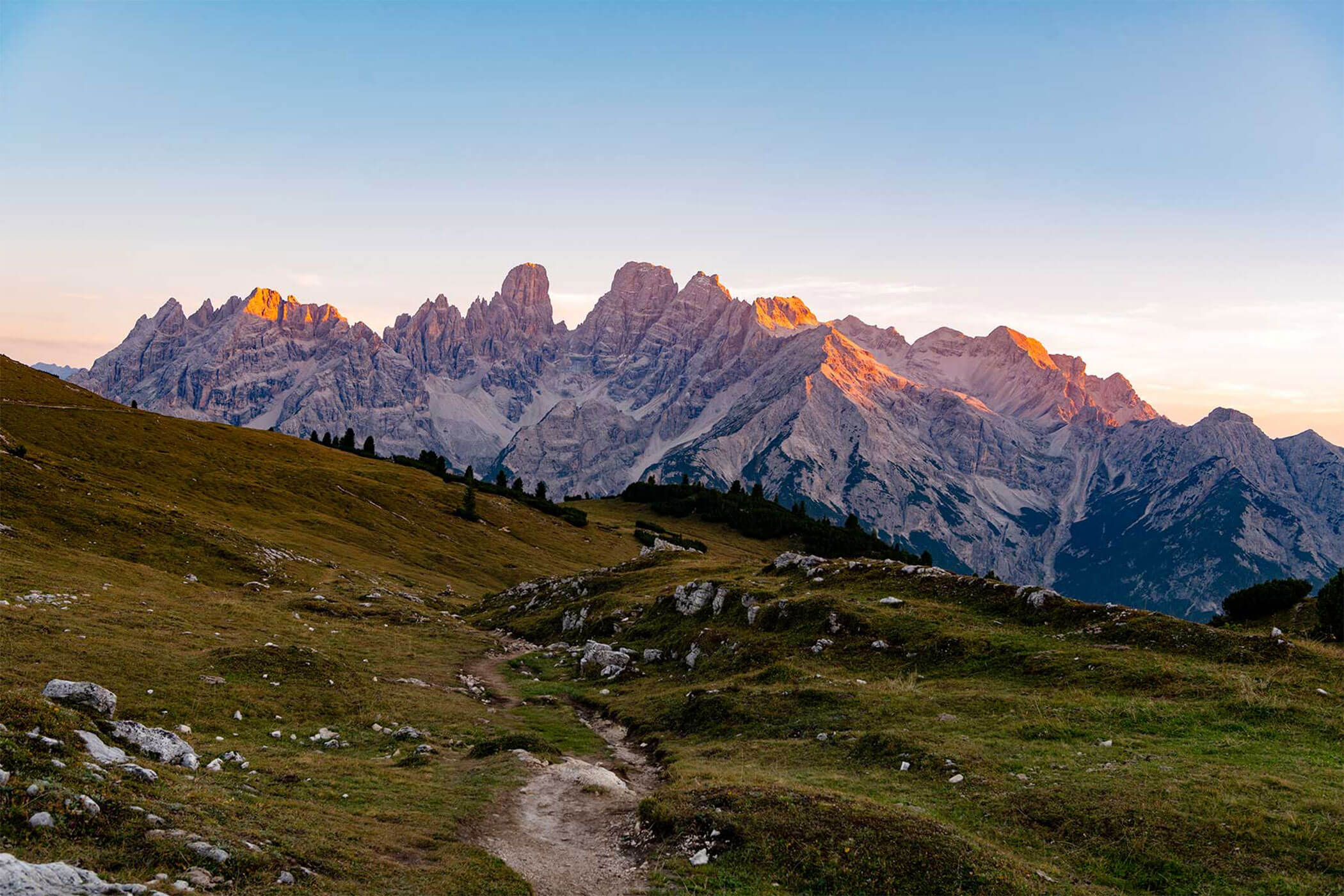 La luce rossa illumina le Dolomiti al tramonto